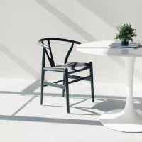 Kursi kayu coklat di ruangan serba putih.